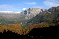 Οι Πύργοι Παπίγκου και η ευρύτερη κοιλάδα του Βοιδομάτη ανάμεσα από τα χωριά Πάπιγκο, Βίκος, Αρίστη, Άγιος Μηνάς και Κλειδωνιά ΧΠ