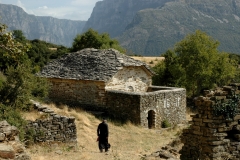 Ιερά Μονή Αποστόλων στην Άνω Κλειδωνιά Η Κόνιτσα και ο κάμπος της Η Κόνιτσα και ο κάμπος της στους πρόποδες της δασοσκεπούς Τραπεζίτσας Επάνω Κόνιτσα - ΧΑΡΗΤΑΚΗΣ ΠΑΠΑΙΩΑΝΝΟΥ/ HARITAKIS PAPAIOANNOU