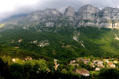 Πάπιγκο, Μονοδέντρι, Λιθανάγλυφο από Κονιτσιώτες μαστόρους στον ενοριακό ναό Αγίου Βλα΄σιου Παπίγκου Κουκούλι, Η Μονή Παναγίας Σπηλιώτισσας στον Βοϊδομάτη (Αρίστη) Εικόνισμα στην είσοδο του φαραγγιού του Βίκου από το χωριό Βίκος Δίλοφο, Αυλόπορτα αρχοντικού στη Βίτσα Αρχοντικό στο Τσεπέλοβο Αγιος Αθανάσιος Μονοδεντρίου - ΧΑΡΗΤΑΚΗΣ ΠΑΠΑΙΩΑΝΝΟΥ/ HARITAKIS PAPAIOANNOU